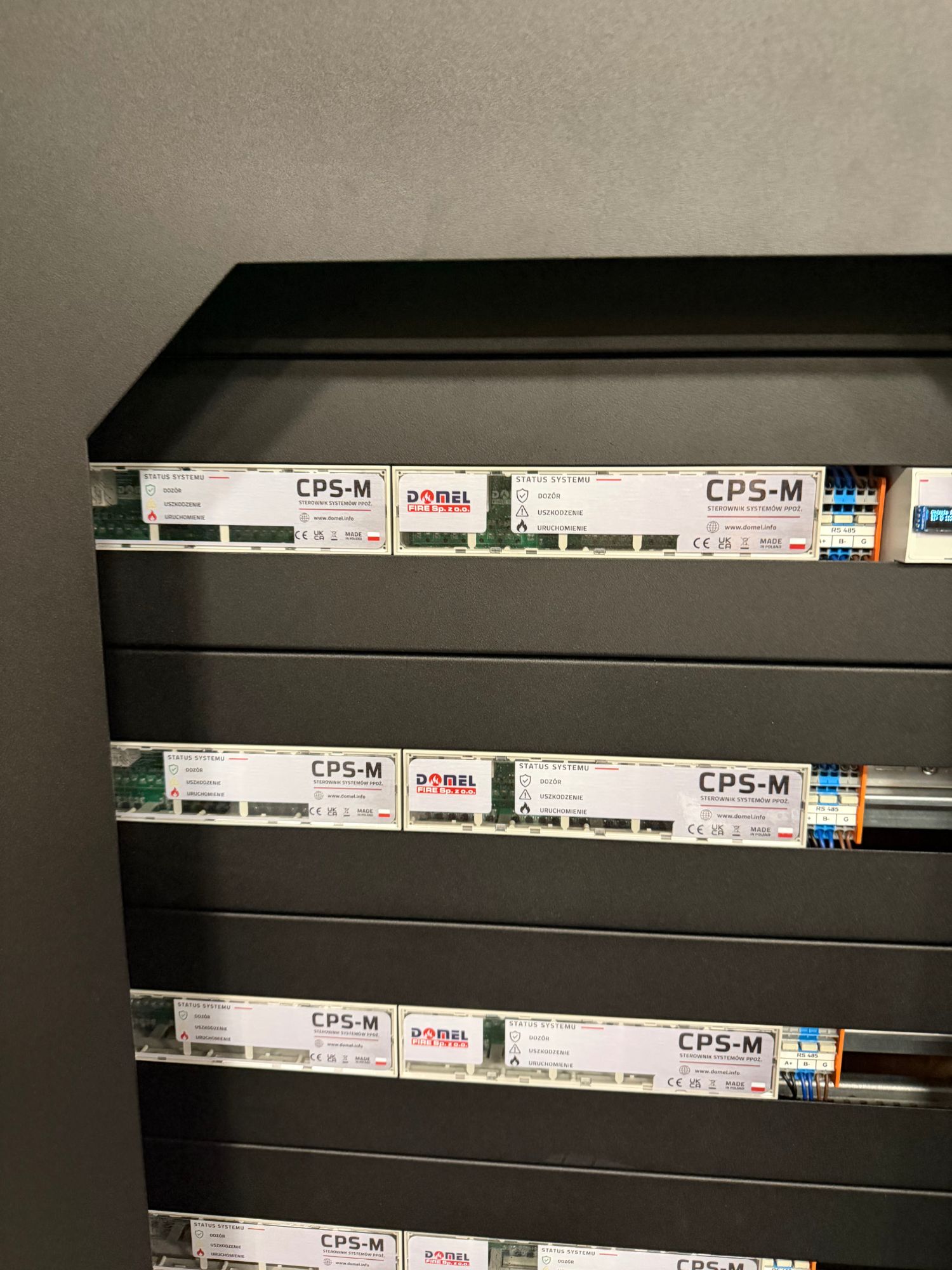Zbliżenie na sterowniki CPS-M — Made in Poland, oznaczenia CE