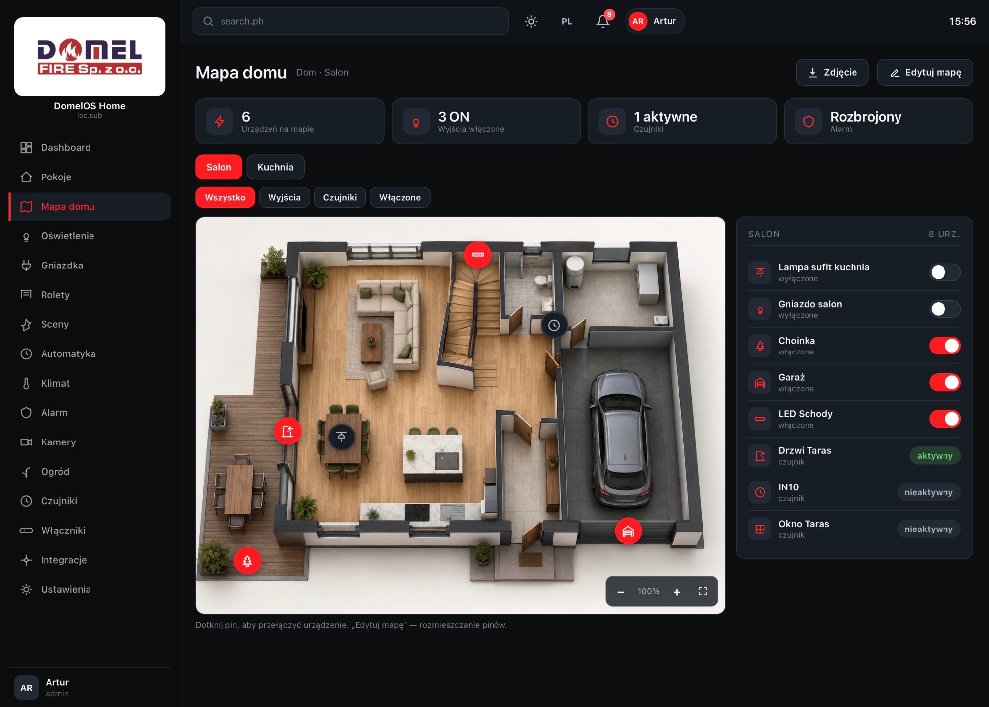 Mapa domu w aplikacji DomelOS Home — rzut 3D parteru z czerwonymi pinami urządzeń (LED schody, drzwi tarasowe, choinka, garaż), obok panel pokoju z przełącznikami wyjść i stanem czujników